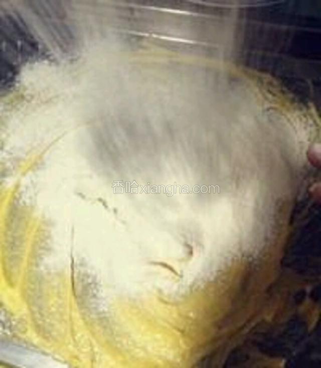 用筛子筛入粉类