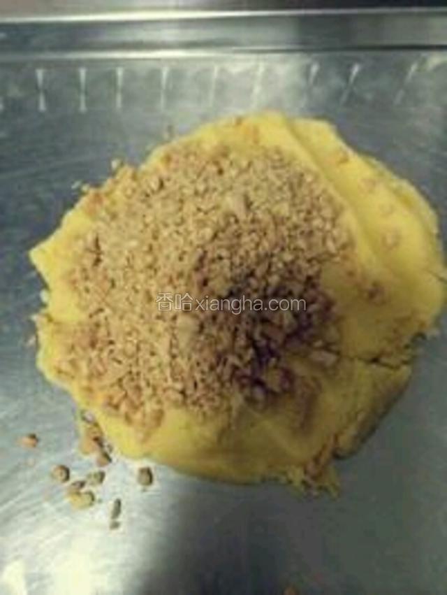 揉捏后加入花生碎
