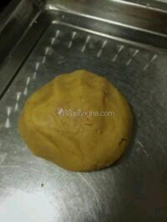 一般稍微揉捏就行了，不要用力，防止把面粉的筋性揉出，那样做出的饼干失去酥性了