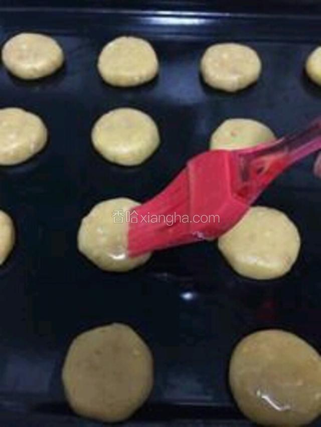 造型后刷一层蛋液，撒点白芝麻


