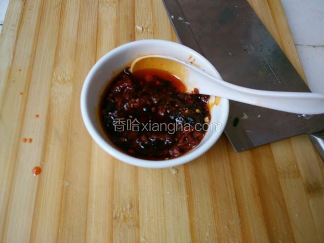 拿个小碗，提前把调料调好，酱油~辣椒油~蚝油~老干妈~香辣酱~川味油辣子等各一勺，豆瓣酱两勺，调匀即可！