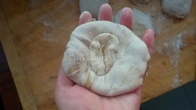 用手轻轻按开，不要太薄