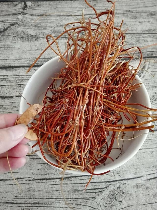 拆开摘除豆荚，鸡骨草的种子有毒不能入药，用时要把豆荚全部摘除