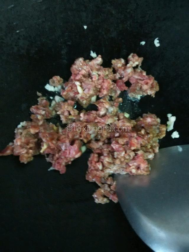 倒入干葱，还有几滴的油，加入腌制好的牛肉，翻炒片刻