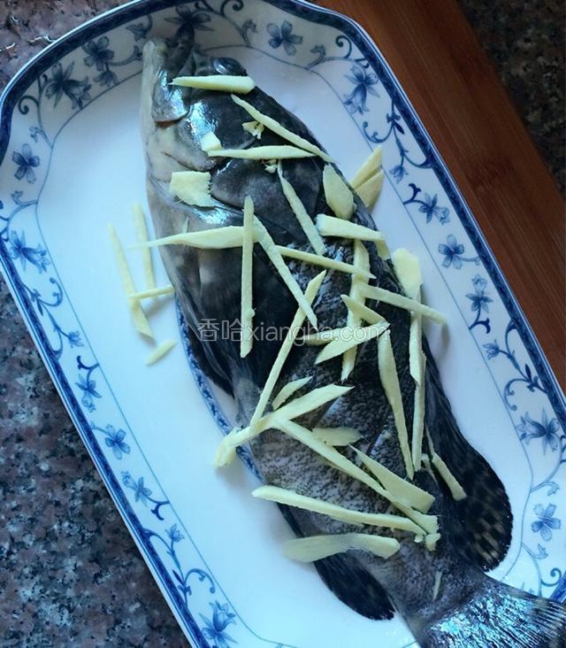 用厨房纸巾吸干鱼身水份、分别涂上适量奋酒、少许盐、及花生油。在盘子底部及鱼身上放上姜丝。锅里水烧全开时将鱼放入盖上盖子。大火蒸10分钟、根据鱼大小掌握时间、以筷子全穿透鱼身为准。