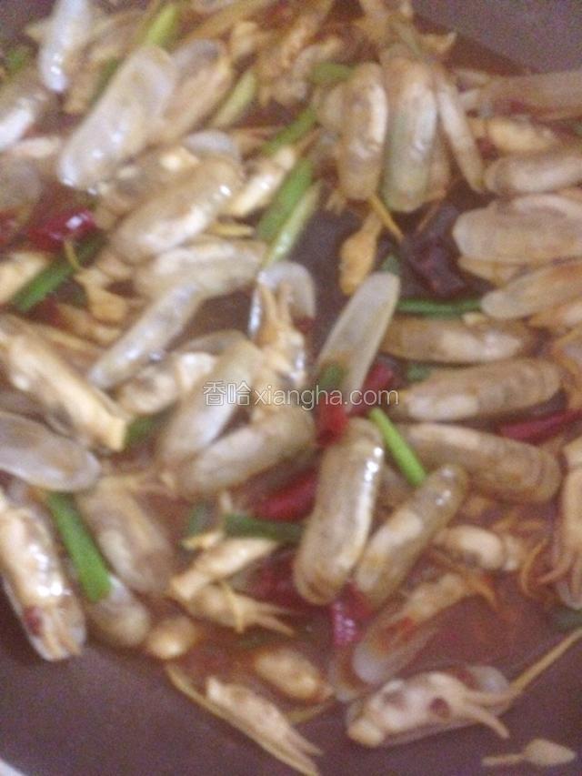 加入葱段适量料酒收汁调味即可。
