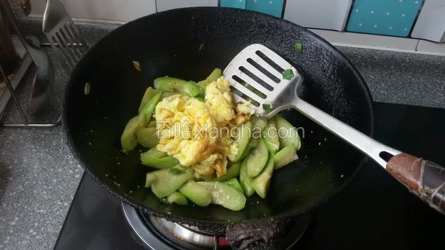 把炒好鸡蛋回入锅中，翻炒均匀，加盐和鸡味鲜炒匀关火