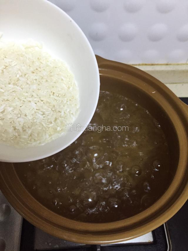 锅里加适量水烧开，倒入大米煮30分钟。