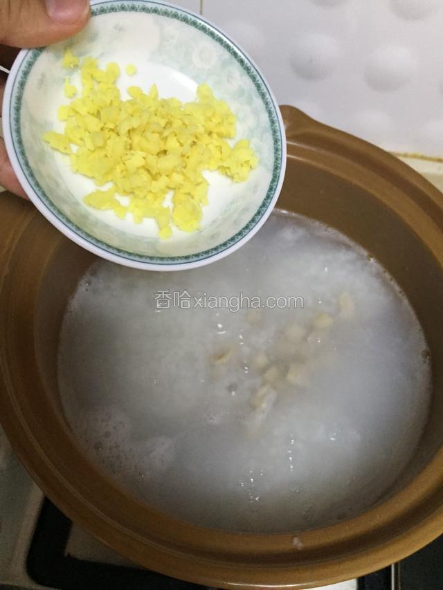 姜，盐，胡椒粉，搅拌均匀煮3分钟。