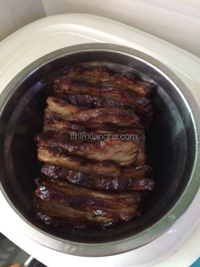 把调好味的肉片，皮朝下整齐的摆放好。