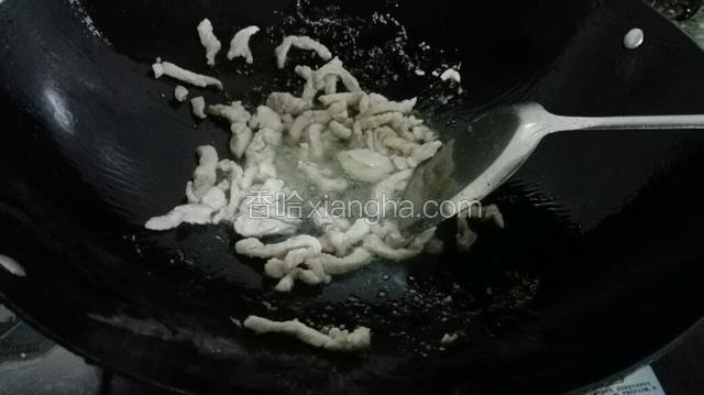 锅烧热，入油，油温热后放入瘦肉炒变色