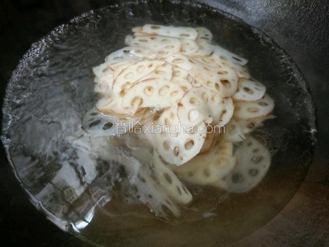 锅里烧开水，下藕片过一下水，两分钟即可！