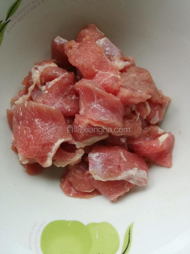 切牛肉片，加料酒，盐，水淀粉抓匀。