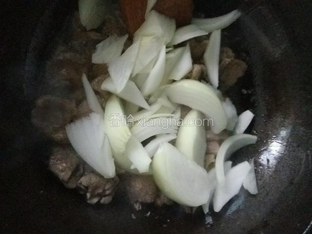 再把元葱加进去，加酱油翻炒。