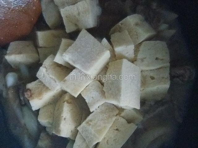 再把冻豆腐加进去放盐加水。
