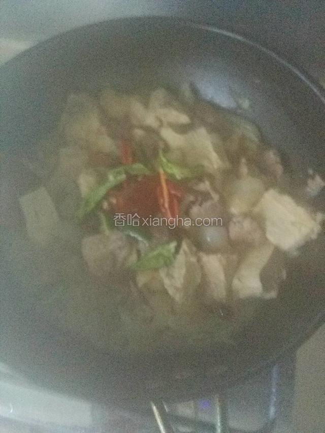 炖一会加青红椒，加辣椒油。