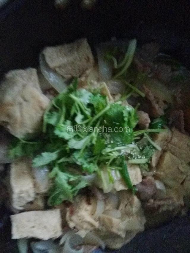 稍炖一会加香菜翻炒出锅。
