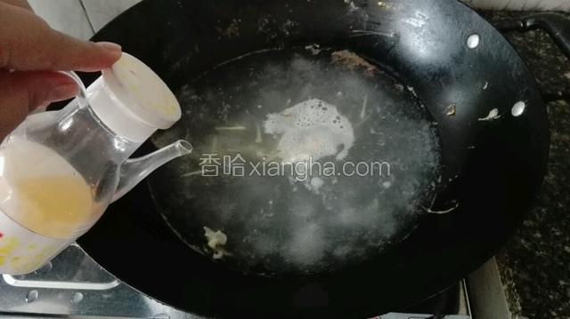 水烧沸后，淋入花生油