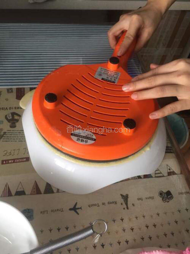 这一步骤是最关键的，饼皮的厚度及色泽都要做的均匀