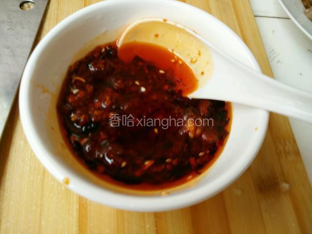 准备个小碗装调料，，提前把调料调好，酱油、蚝油、辣椒油、老干妈、豆瓣酱、香辣酱、川味油辣子等各一勺，搅匀即可！
