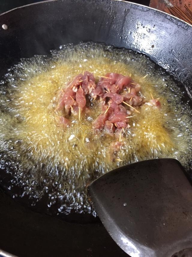 把油烧开，倒入瘦肉