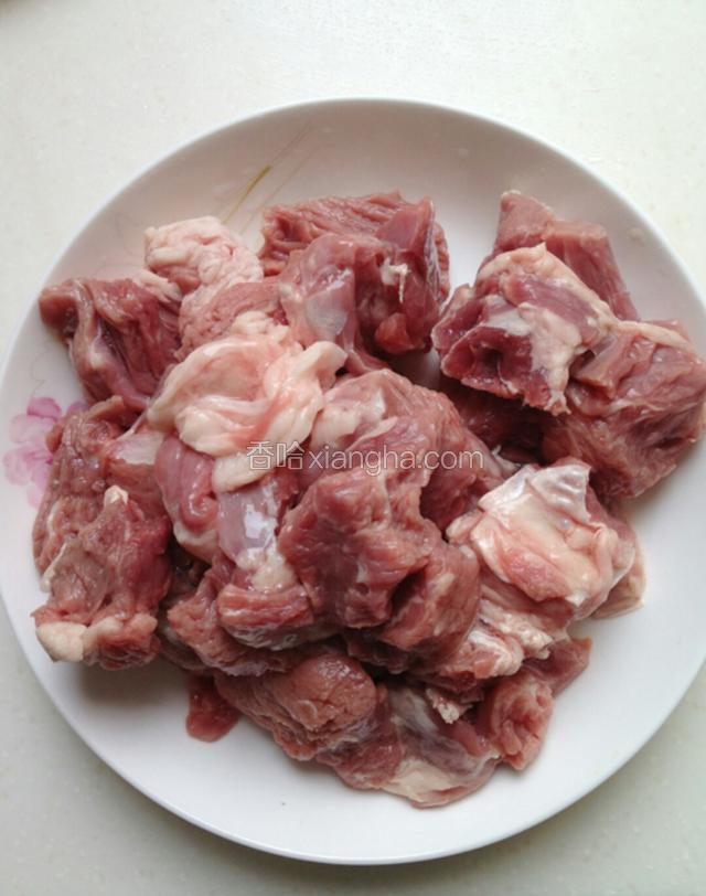 牛肉切大块，冲洗干净