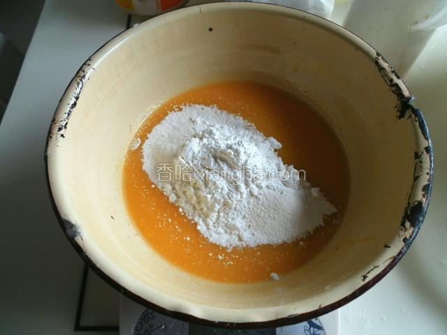 四个蛋黄色拉油牛奶低筋面粉搅拌均匀