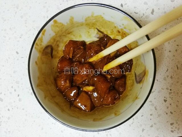 为了肉质鲜嫩，我先将肉放姜丝，料酒，老抽，淀粉，五香粉腌一会儿