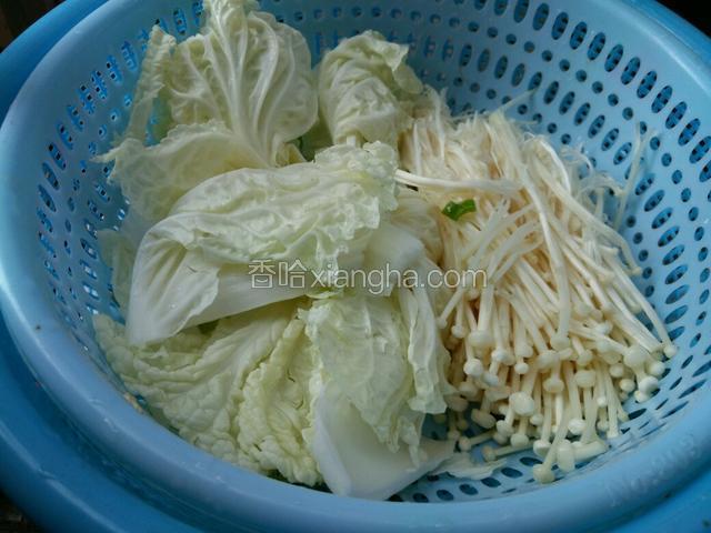 小白菜、金针菇洗干净，放篮子里装着掉干水待用！