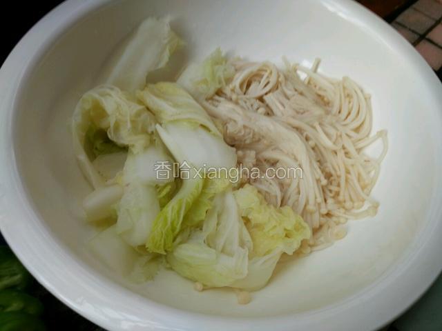 准备个大盘子，捞上来倒入大盘子里装着！