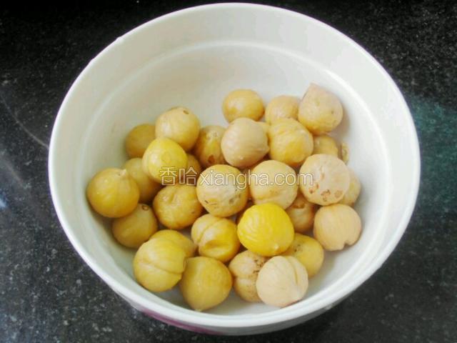 板栗在沸水中煮5分钟,去皮,还可以切半。 