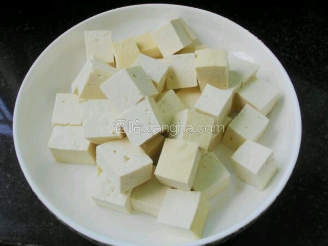 豆腐切小块。 