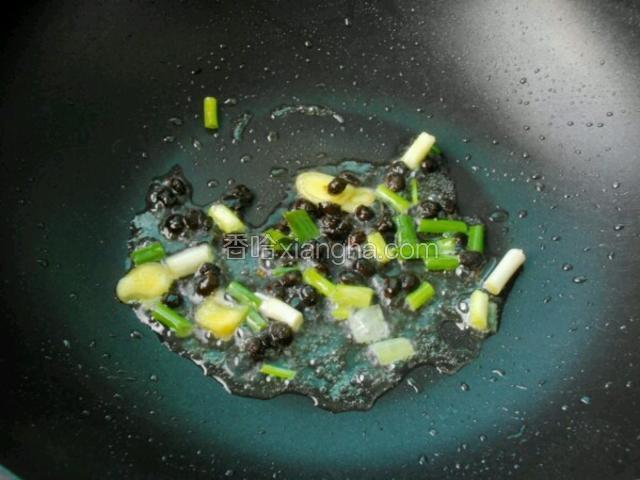 姜葱和豆豉入油锅炒香。 