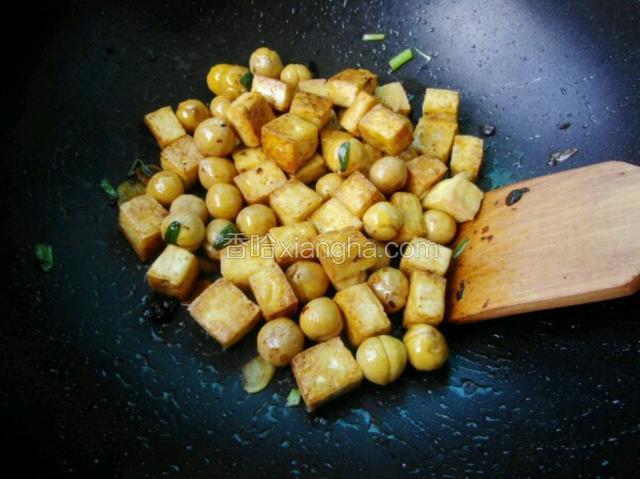 加入豆腐和板栗略炒。 