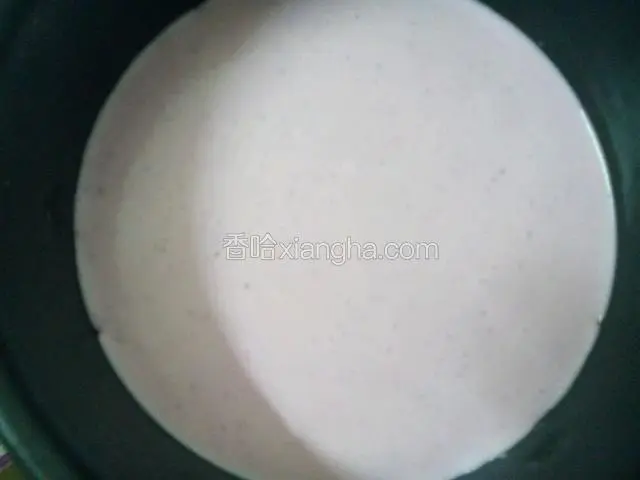 从冰箱拿出蛋糕模，倒入纯奶油液体。