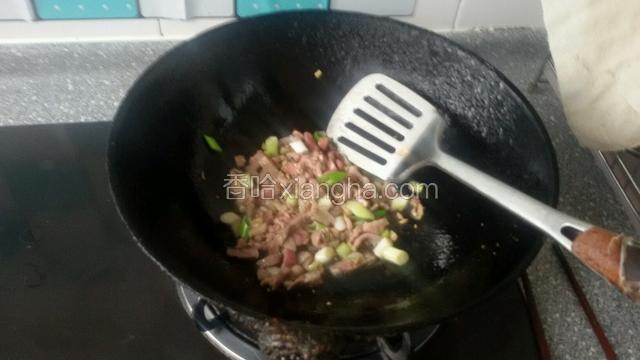 锅中放少许油，油热下入牛肉和葱，姜末煸炒香味牛肉段生，加一点点酱油炒匀