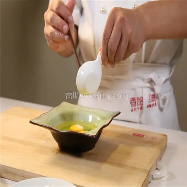 鸡蛋打入碗中。