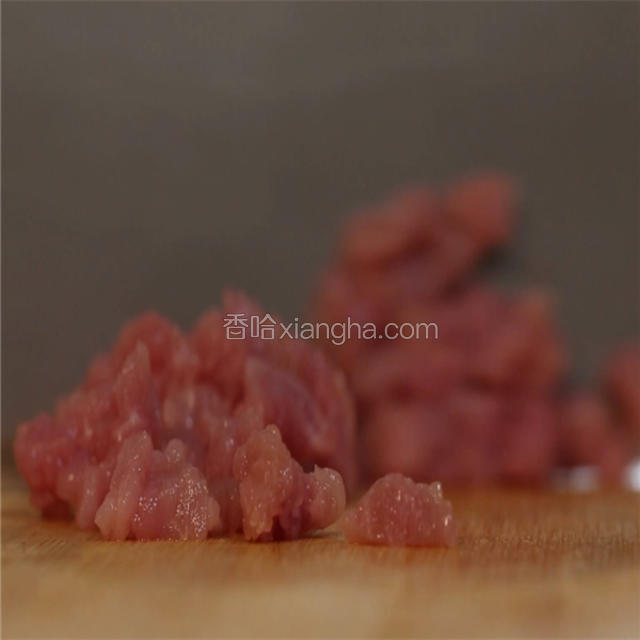 将牛肉切沫。