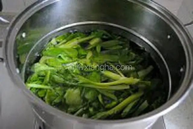 在面团醒发的时候，用开水锅将青菜焯水，待青菜一变色立即捞出，过凉。