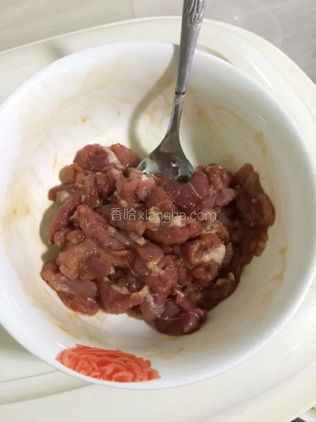 肉切片用少许盐，生抽，蚝油腌制十分钟左右。