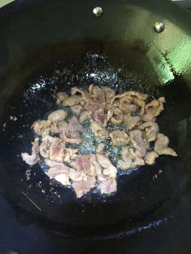 锅里烧热油，把肉片倒入迅速翻炒均匀。