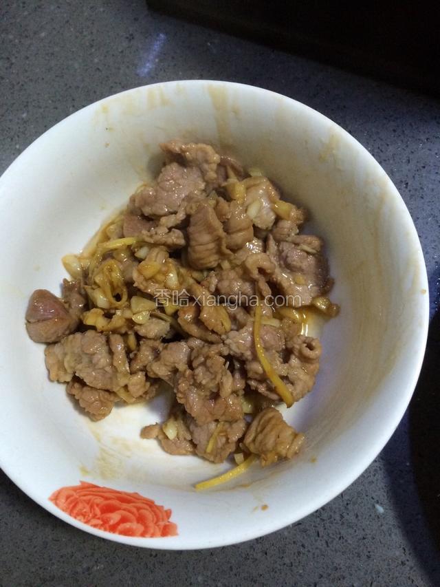 肉炒至变色时捞出备用.