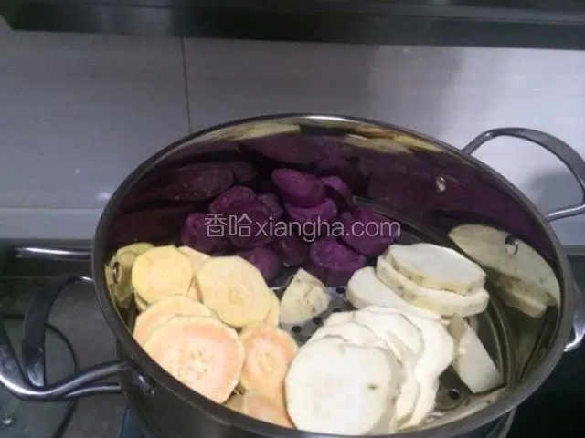 将白薯，紫薯，红薯切块蒸熟