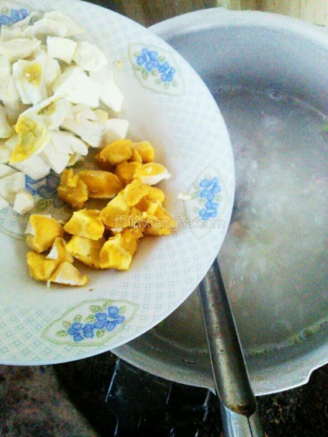 等瘦肉煮熟，放入咸蛋。