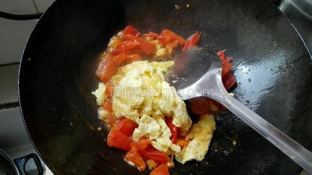 加入鸡蛋，用锅铲把鸡蛋铲小块，搅拌均匀