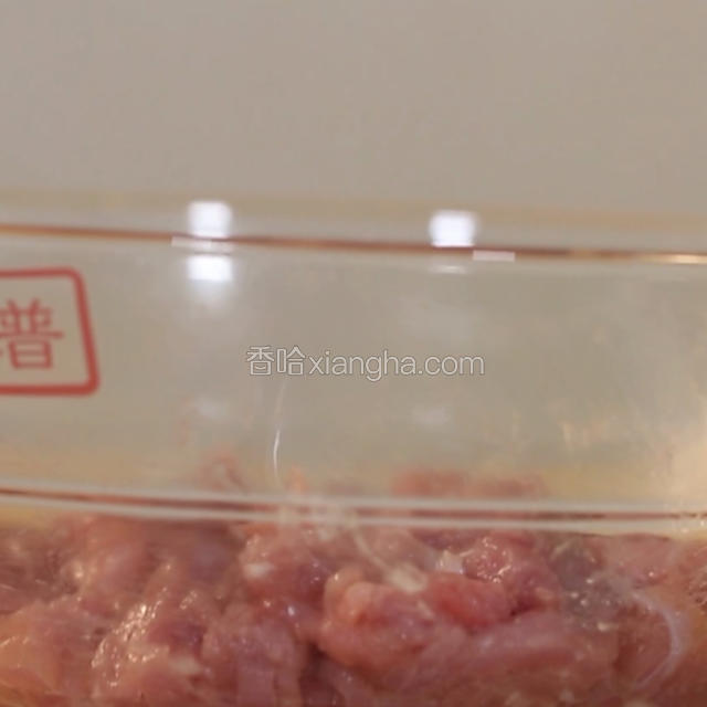 将猪里脊肉洗净后切成3-5cm长的细丝，加3料酒，1克盐，1个鸡蛋清，2克淀粉抓匀，即为上浆，上浆后放点油均匀，放入冰箱冷冻5-10分钟。