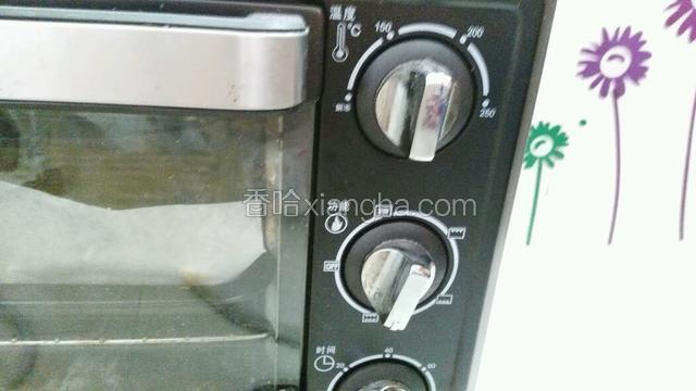 烤箱先预热  放入饼干170度  上下火十分钟（这款饼干很薄  每款烤箱温度不一样  大家烤的时间要留意好）