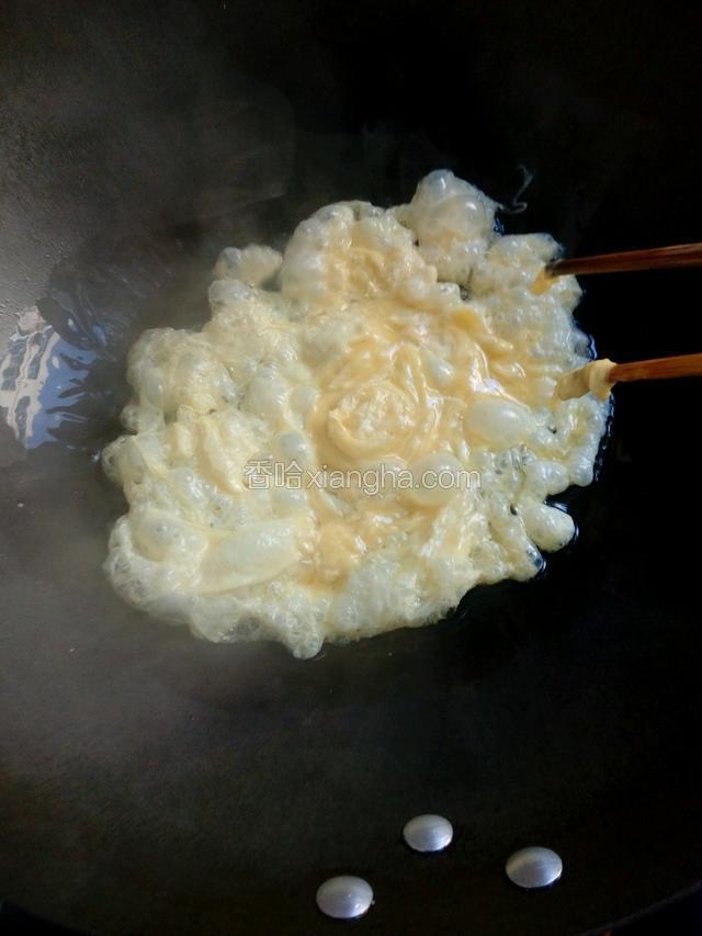 锅里热油炒鸡蛋