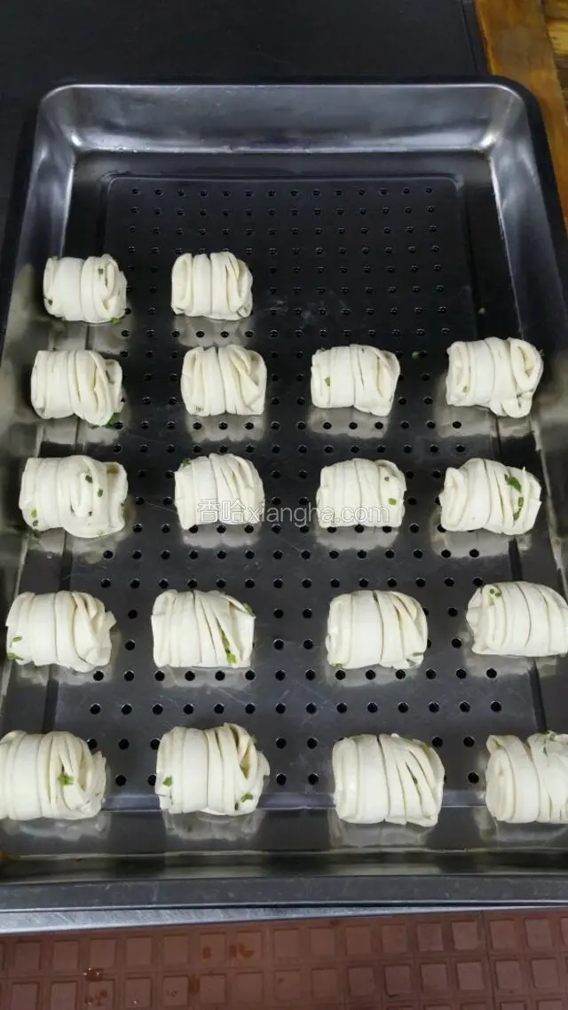 摆放在带眼屉或者家用的篦子里开始醒发！（一定不要在通风出醒发，不然面会干，蒸出来不好看！）
