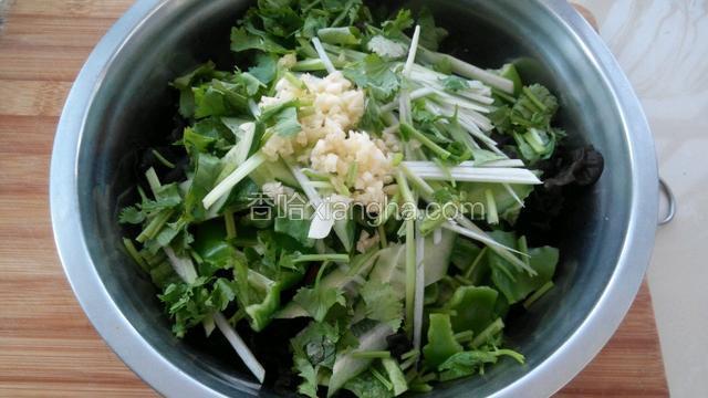 把木耳，胡萝卜，辣椒，黄瓜，葱丝，香菜，蒜末放进大点的容器里，再放醋，糖，香油，生抽，盐，鸡精。